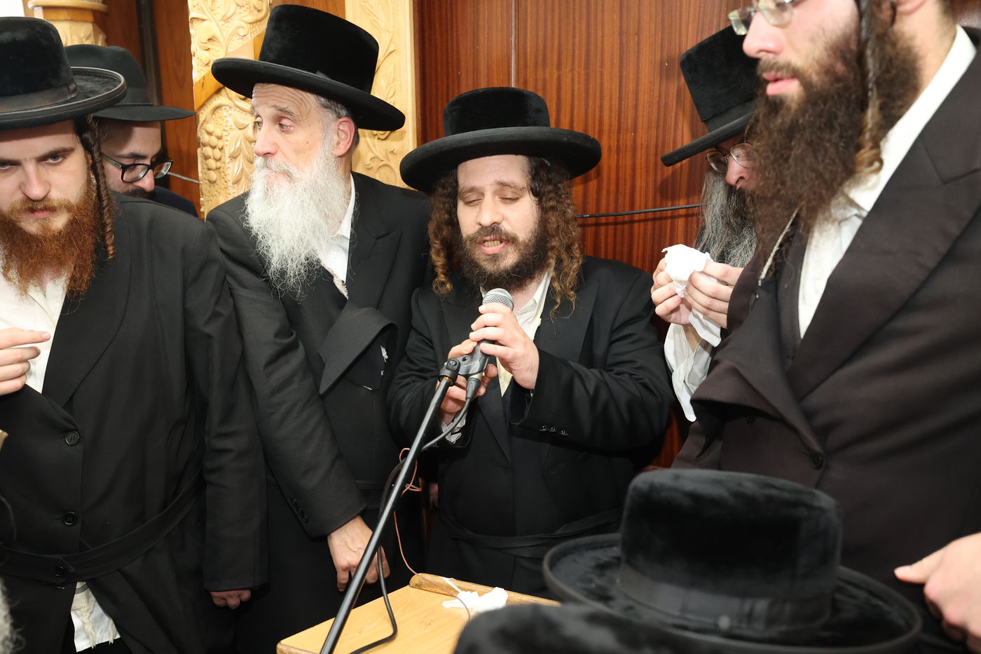 האדמו"ר מקרעטשניף כפר אתא מספיד בהלוויית אביו האדמו"ר מקרעטשניף סיגעט זצ"ל