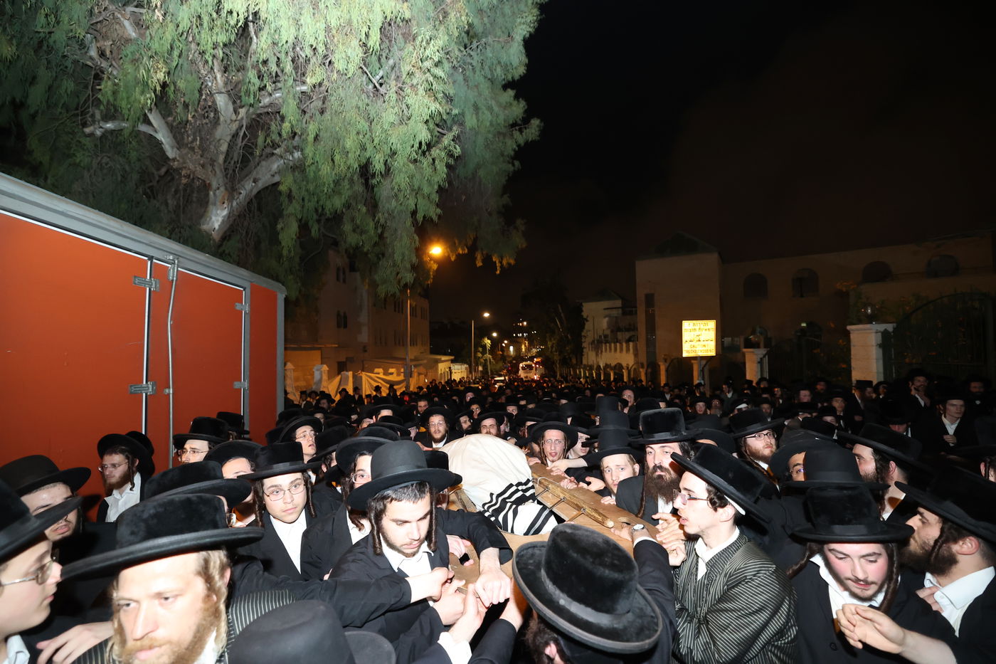 מסע הלויית האדמו"ר מקרעטשניף סיגעט זצ"ל