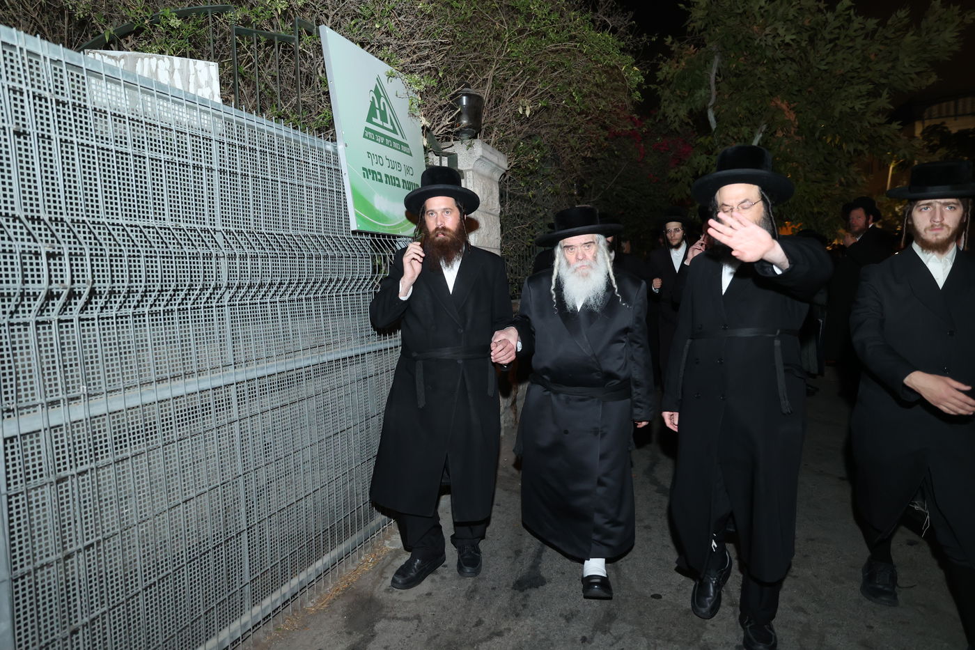 מסע הלויית האדמו"ר מקרעטשניף סיגעט זצ"ל