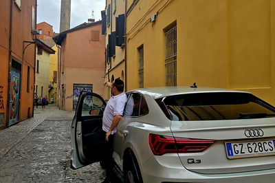 מול החלון הסגור בבית הילד החטוף בבולוניה