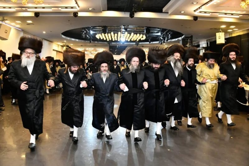 חלק מבני וחתני האדמו"ר זצ"ל בריקוד משותף