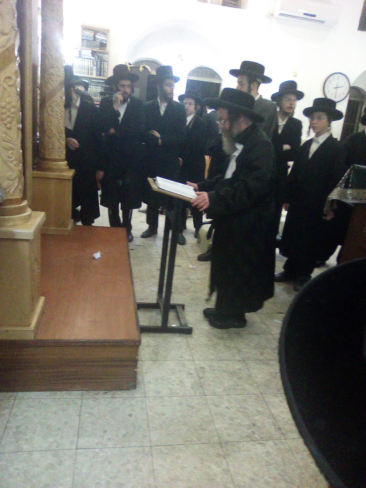 האדמו"ר החדש מקרעטשניף סיגעט בתפילת מעריב ראשונה לאחר ההלוויה