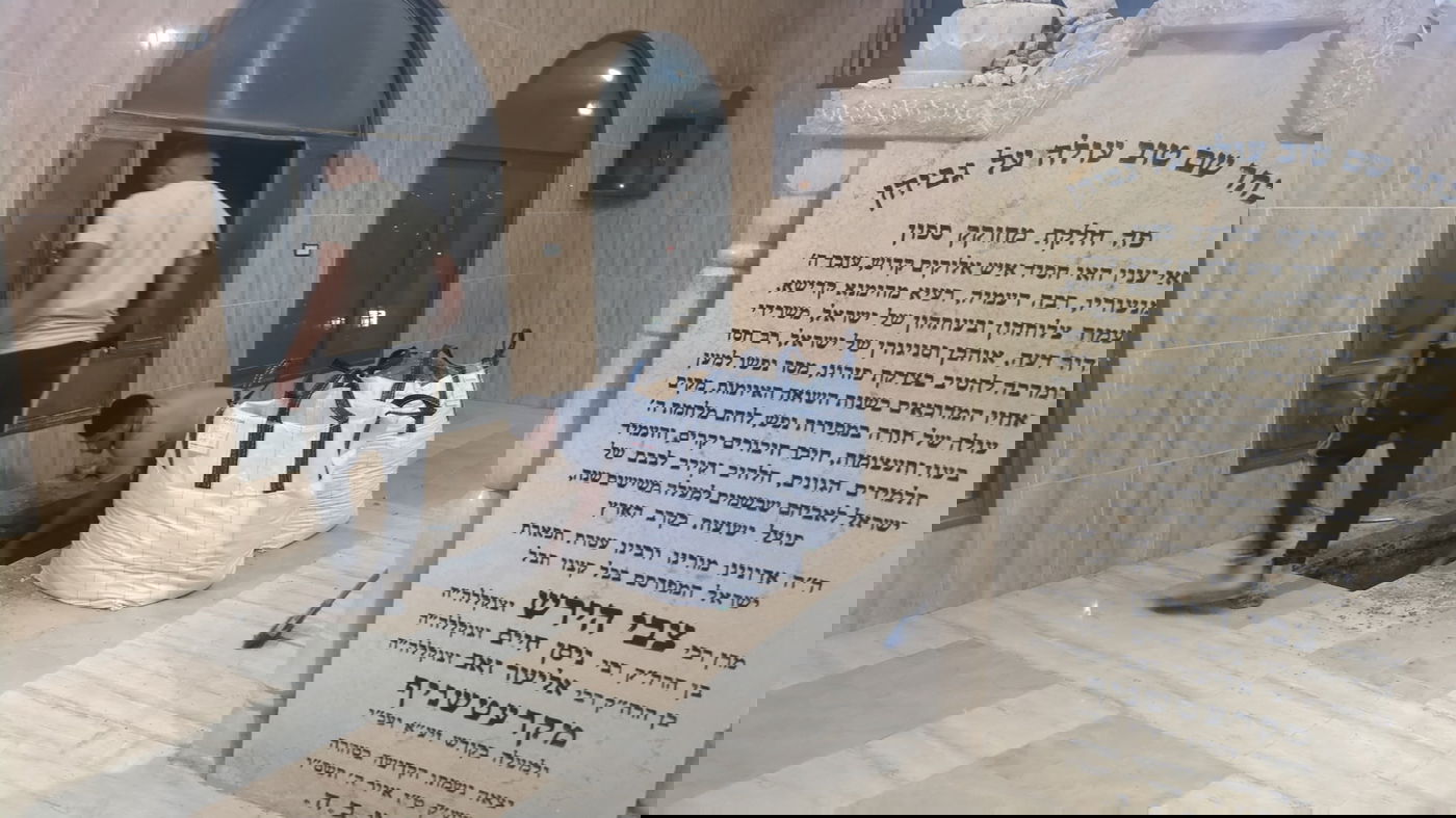 חפירת הקבר באוהל בית קרעטשניף כפי הוראת אחיו, האדמו"ר 