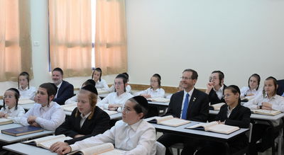 הרצוג בכיתת הלימוד עם ממ"מ ראש העיר דודי זלץ