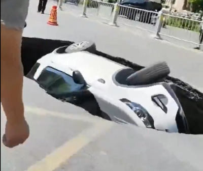 הרכב נבלע בכביש