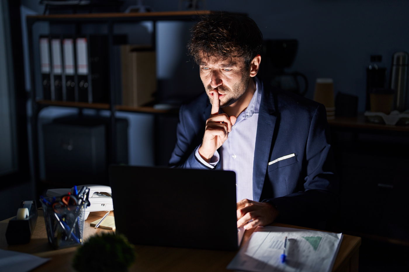 לא יודע לשמור סוד. אדם משוחח עם מחשב