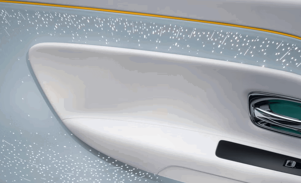 אלפי נורות קטנות על גבי הדלתות