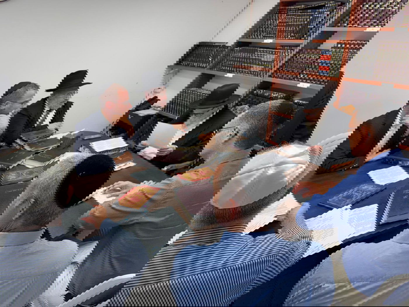 יו"ר ארגון 'מזור', עם מנכ"ל משרד הבריאות במעונו של הגאון רבי משה הלל הירש