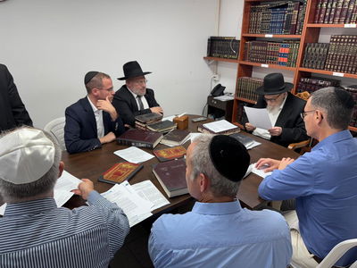 יו"ר ארגון 'מזור', עם מנכ"ל משרד הבריאות במעונו של הגאון רבי משה הלל הירש