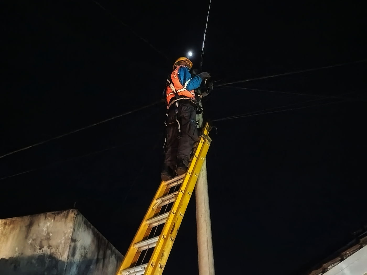 הרב זילברשטיין מבהיר: לא אמרתי לחלל שבת במקום להתגייס | ירי כבד על עובדי חברת חשמל • צפו
