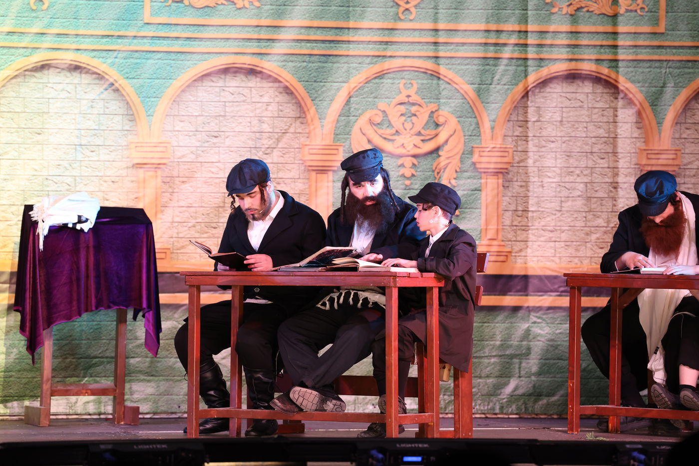 הצגת הענק באידיש. 'דער אידישע שפיל: זיידי