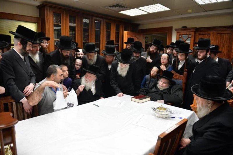 הגה"צ רבי אליהו שמואל וינד לצד האדמו"ר מבעלזא במכירת חמץ לגוי ערב פסח