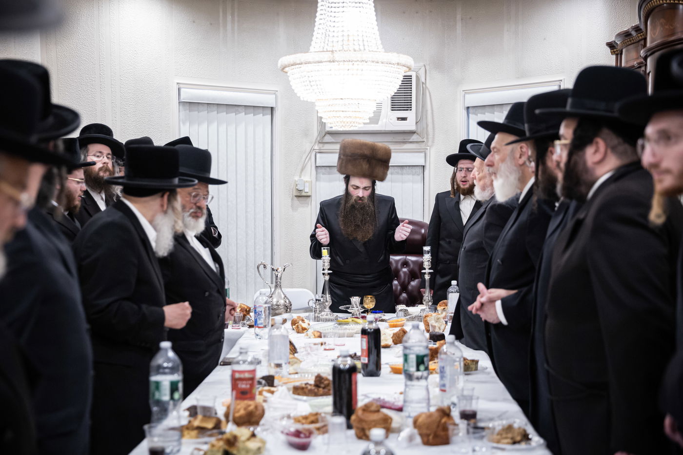 האדמו"ר מקאסוב בסעודת ראש חודש אלול 