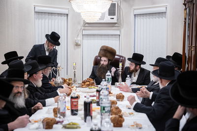 האדמו"ר מקאסוב בסעודת ראש חודש אלול 