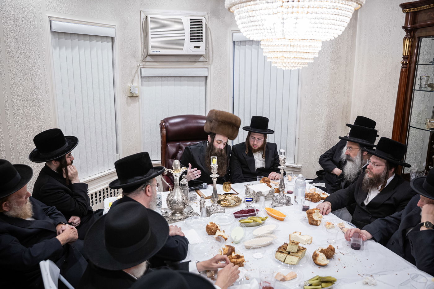 האדמו"ר מקאסוב בסעודת ראש חודש אלול 