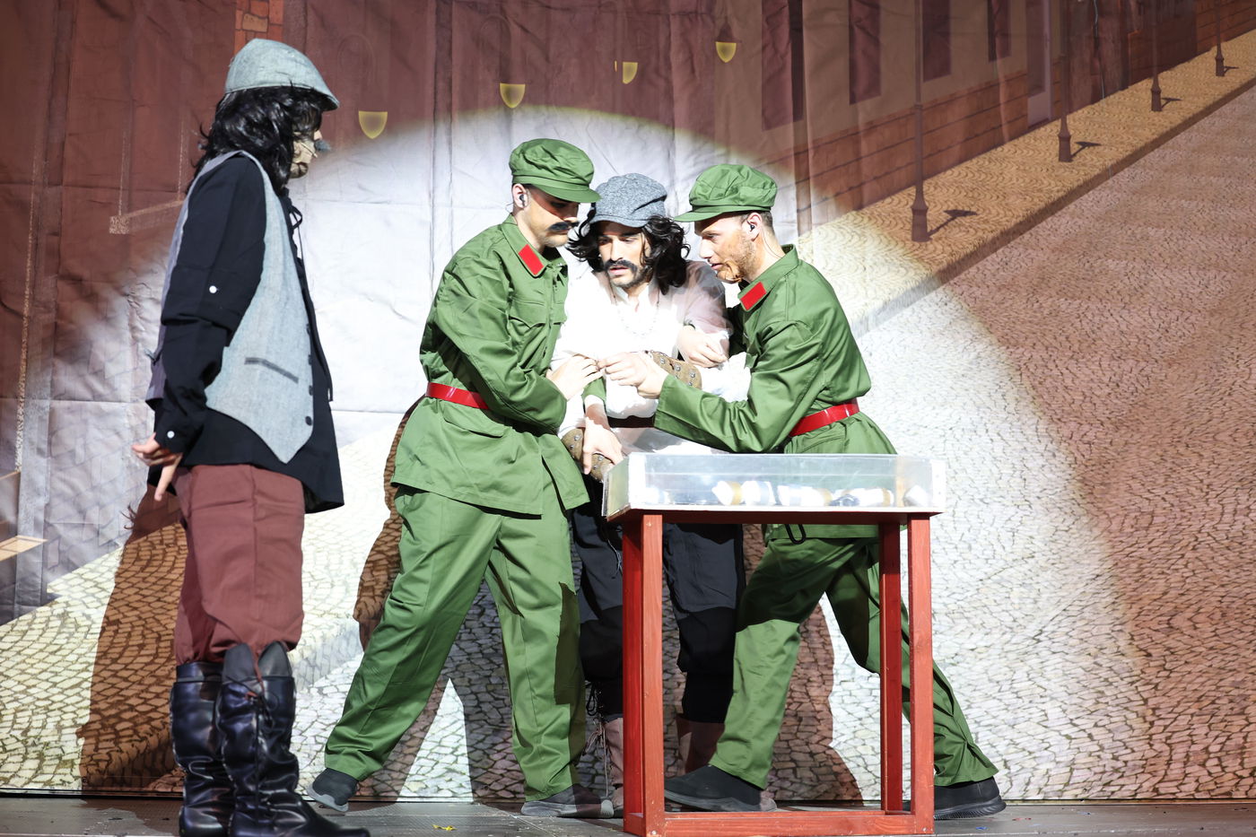 הצגת הענק באידיש - 'דער אידישע שפיל: זיידי