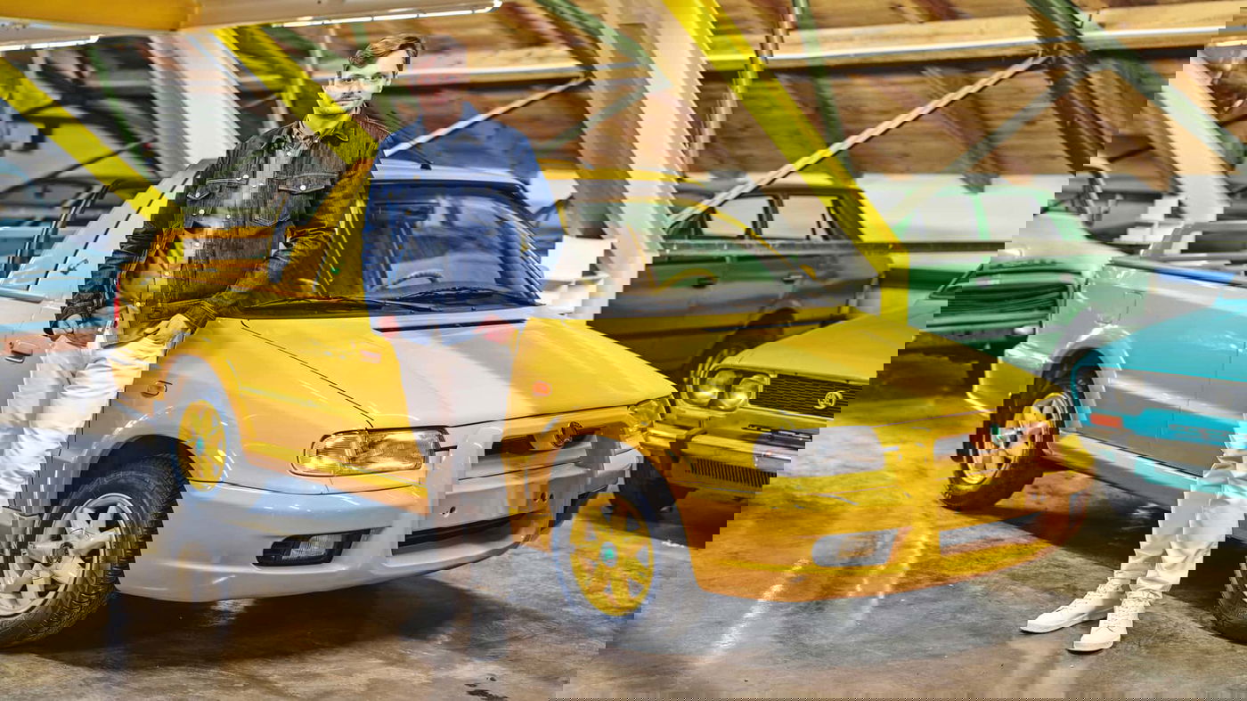 המעצב ז'וליאן פטיטסניור לצד הדגם המקורי