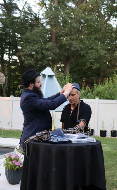 גלעד מניח תפילין