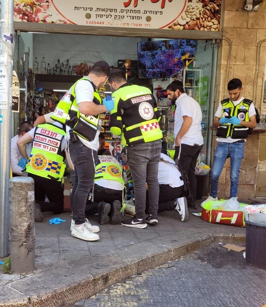 בלב השכונה החרדית: הולך רגל התמוטט בפתאומית ונמצא מוטל בפתח חנות