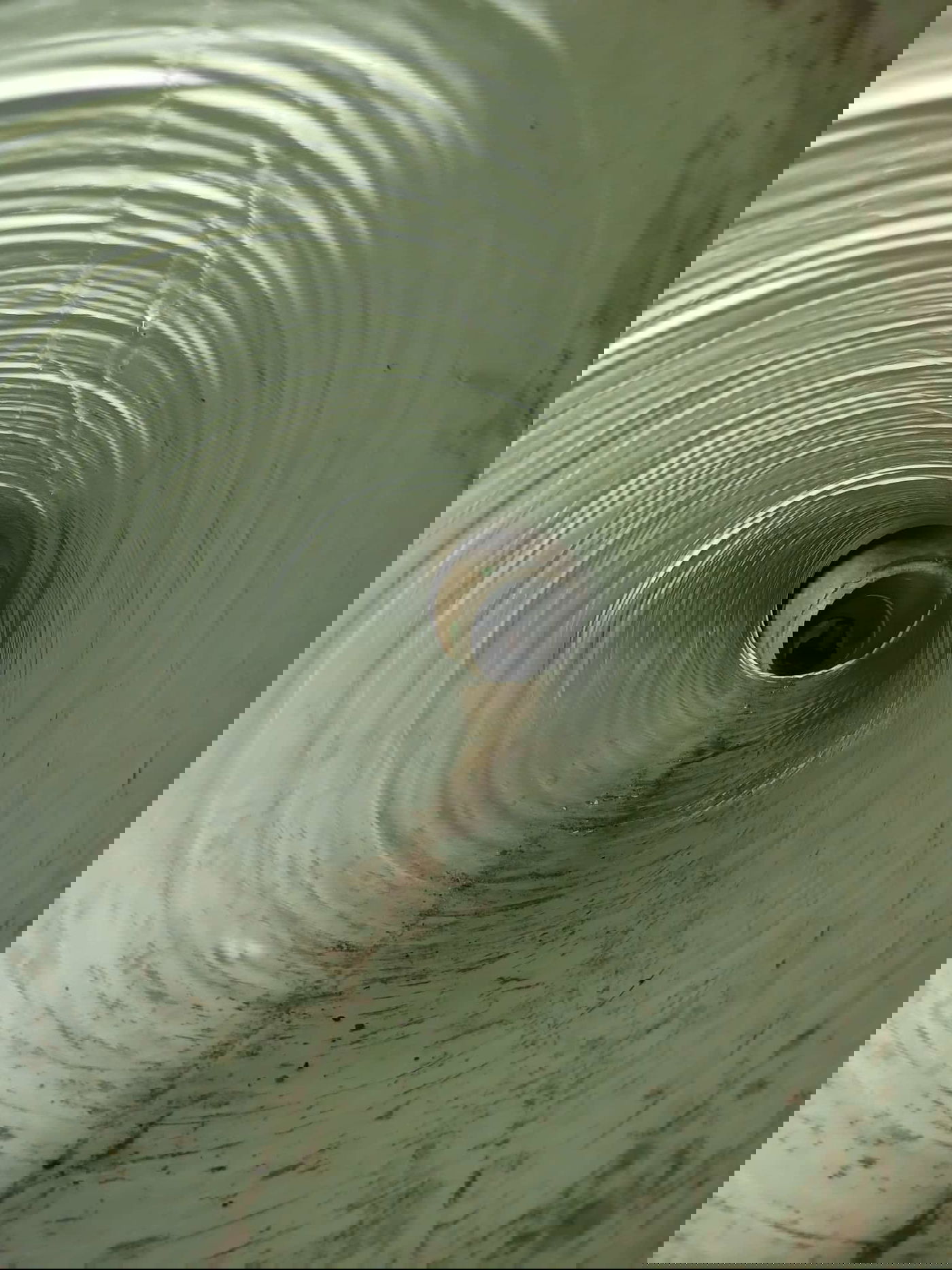 אחרי שלוש שעות מתוחות: נער בן 15 חולץ מתעלת ביוב; כך נכנס לשם