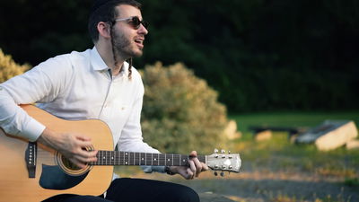 יודעים לשתוק? שיר חדש על כוח השתיקה