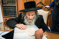 הרה"צ רבי אלימלך בידרמן עם כתב ידו הנדירה של ה'בת עין'