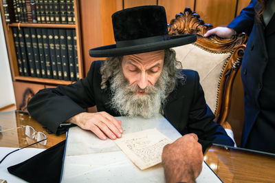 הרה"צ רבי אלימלך בידרמן עם כתב ידו הנדירה של ה'בת עין'