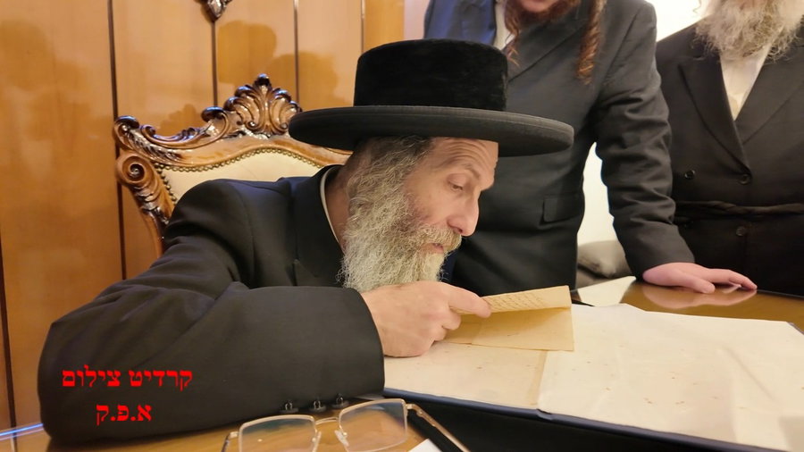 הרה"צ רבי אלימלך בידרמן עם כתב ידו הנדירה של ה'בת עין'