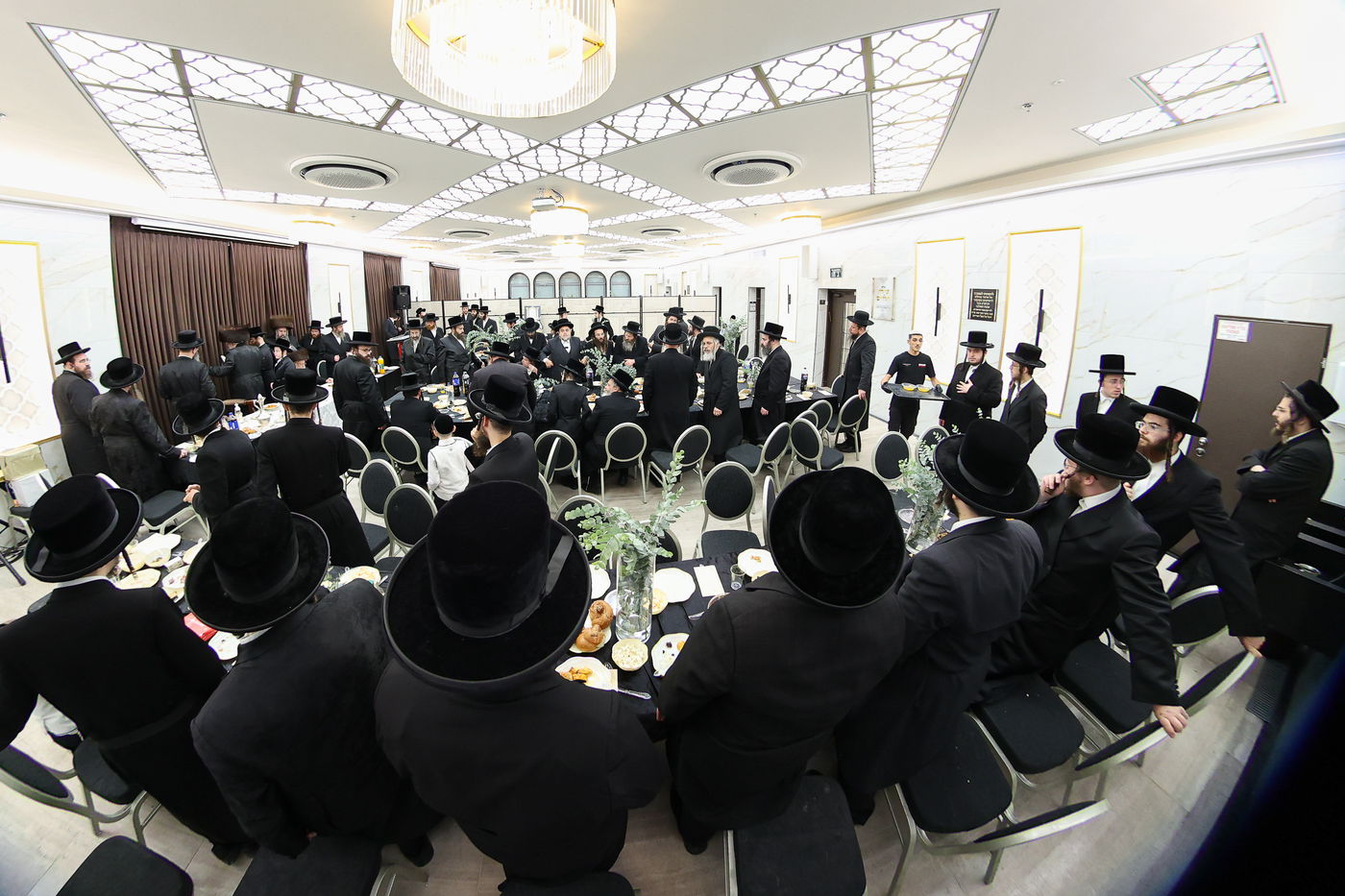 שמחת בר המצווה לנכד האדמו"ר מטשארנאביל