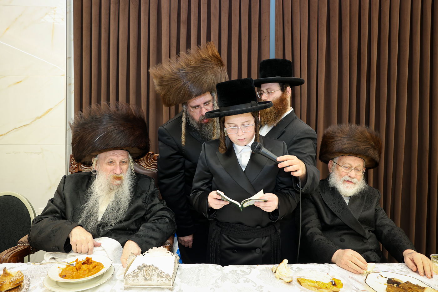 שמחת בר המצווה לנכד האדמו"ר מטשארנאביל