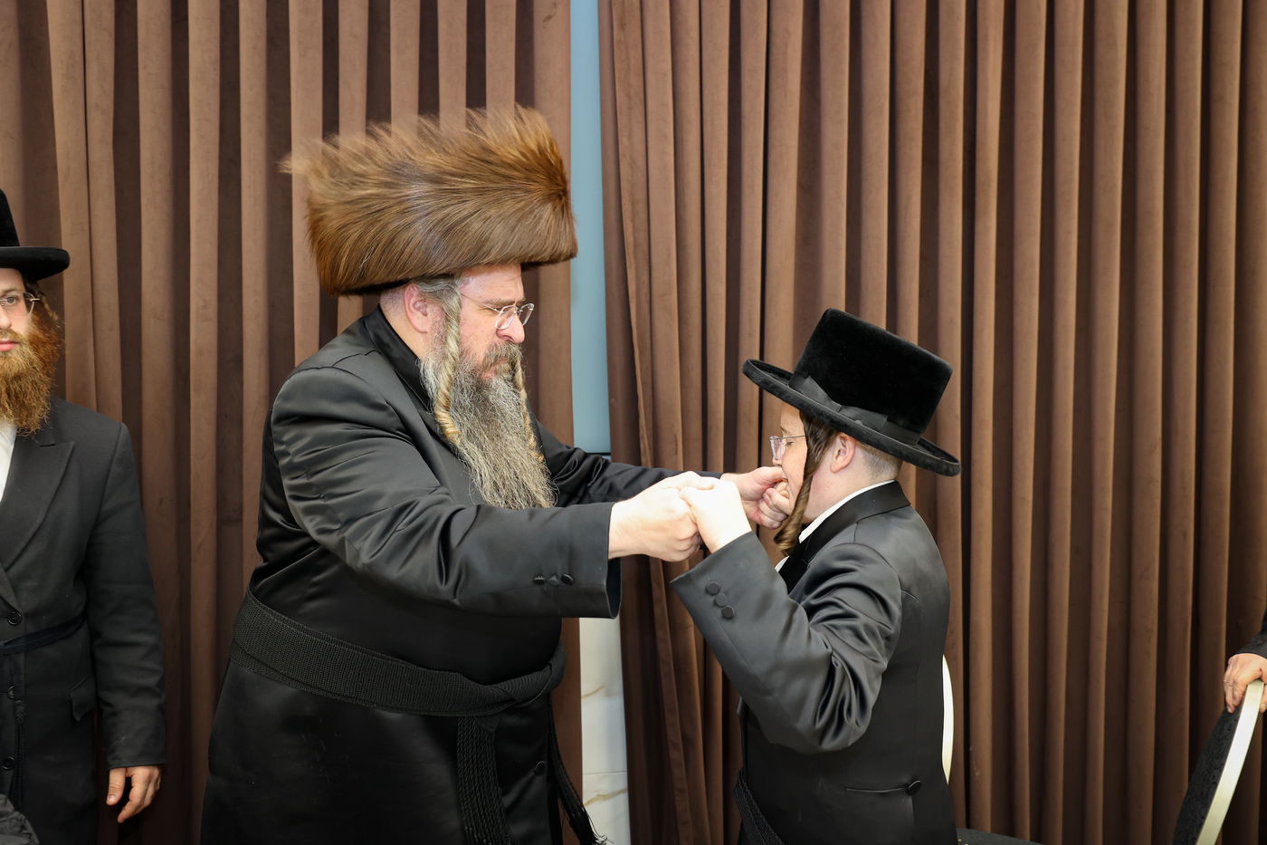 שמחת בר המצווה לנכד האדמו"ר מטשארנאביל