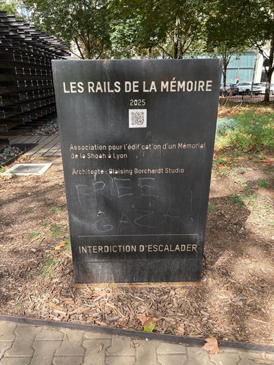 האנדרטה שהושחתה