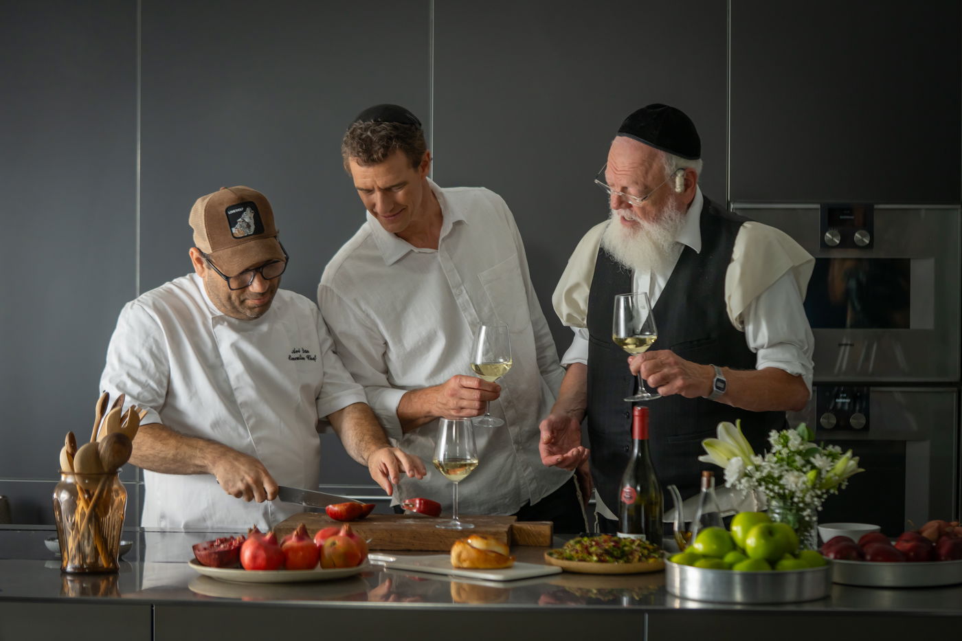אבי מוישה ותום עם האוכל שיעשה לכם את החג