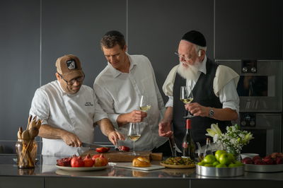 אבי מוישה ותום עם האוכל שיעשה לכם את החג