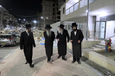 האדמו"ר מחוג חתם סופר בביקור בשכונת מתחם הסופרים בב"ב