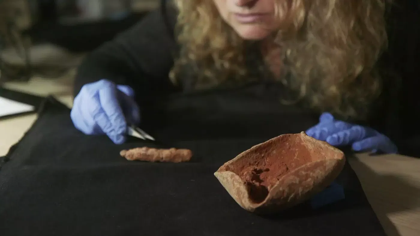 דיקת הפתילה הפתילות תחת מיקרוסקופ במעבדות רשות העתיקות