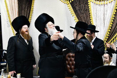 שמחת בר המצווה לנכד האדמו"רים ממודז'יץ וזוועהיל 