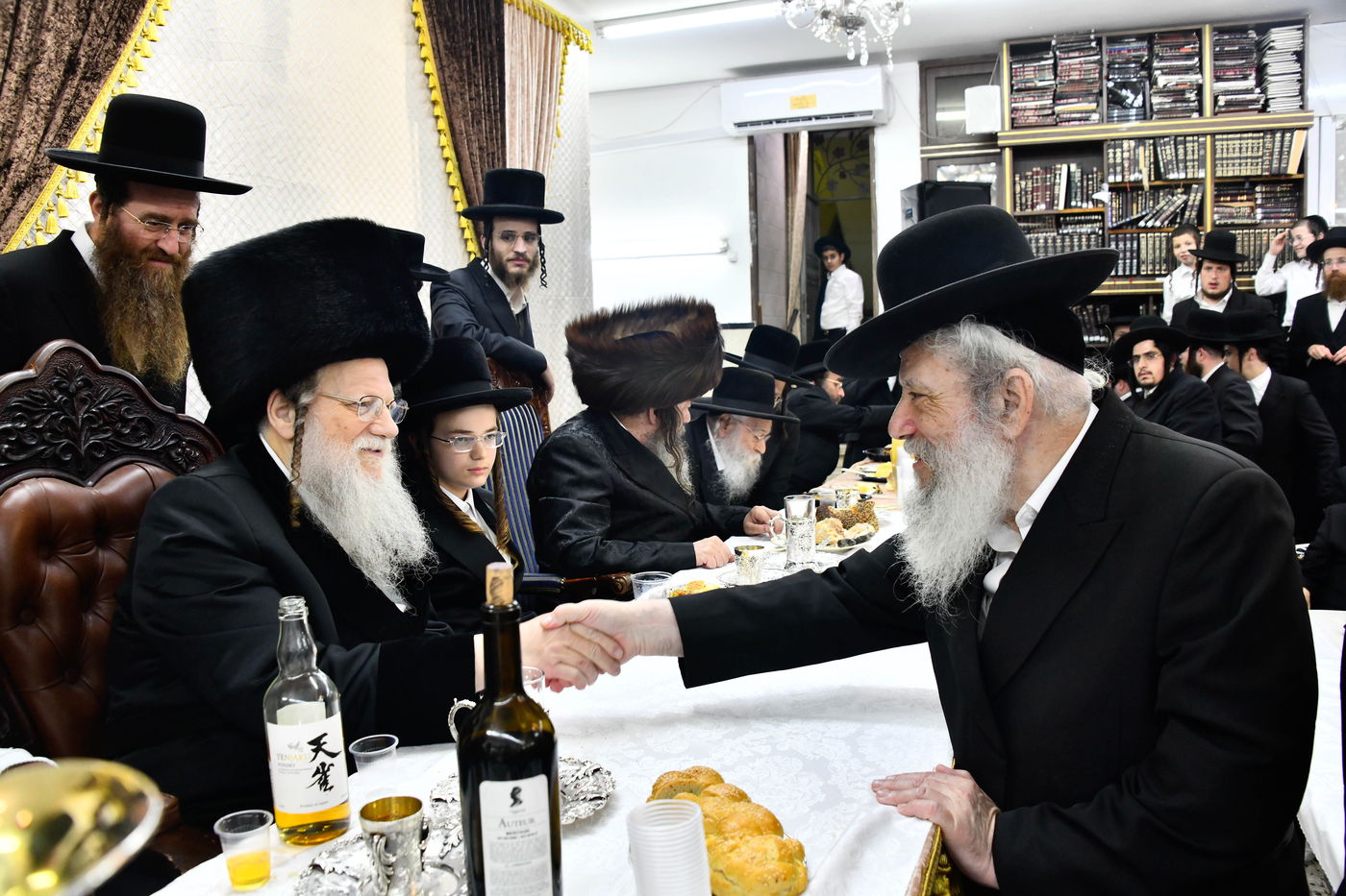 שמחת בר המצווה לנכד האדמו"רים ממודז'יץ וזוועהיל 