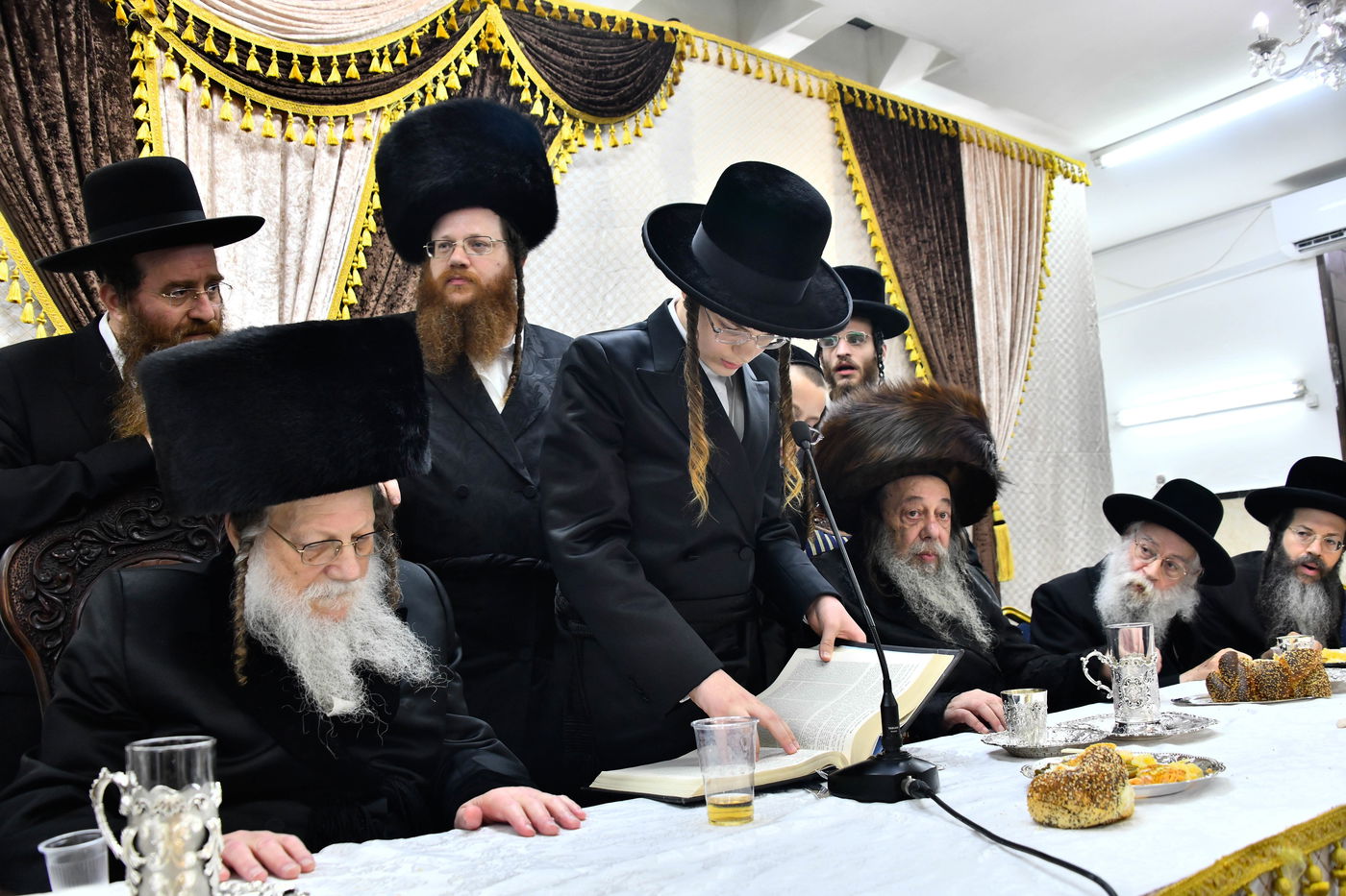 שמחת בר המצווה לנכד האדמו"רים ממודז'יץ וזוועהיל 