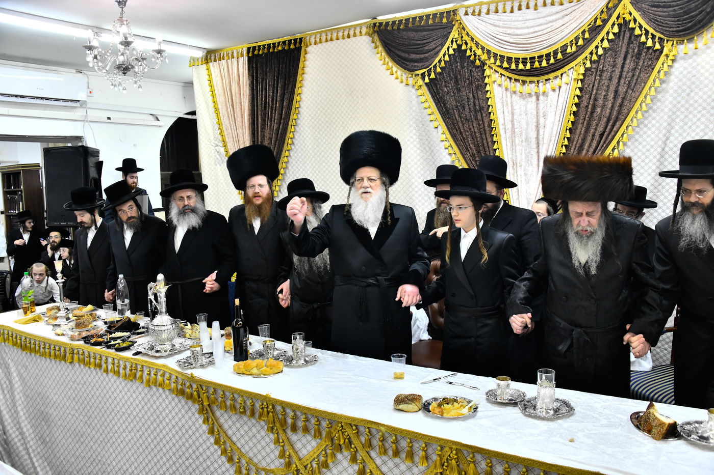 שמחת בר המצווה לנכד האדמו"רים ממודז'יץ וזוועהיל 