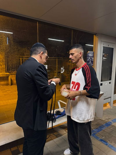 הזמר גילה שהתפילין שלו פסולות: "גיליתי שצדקתי"