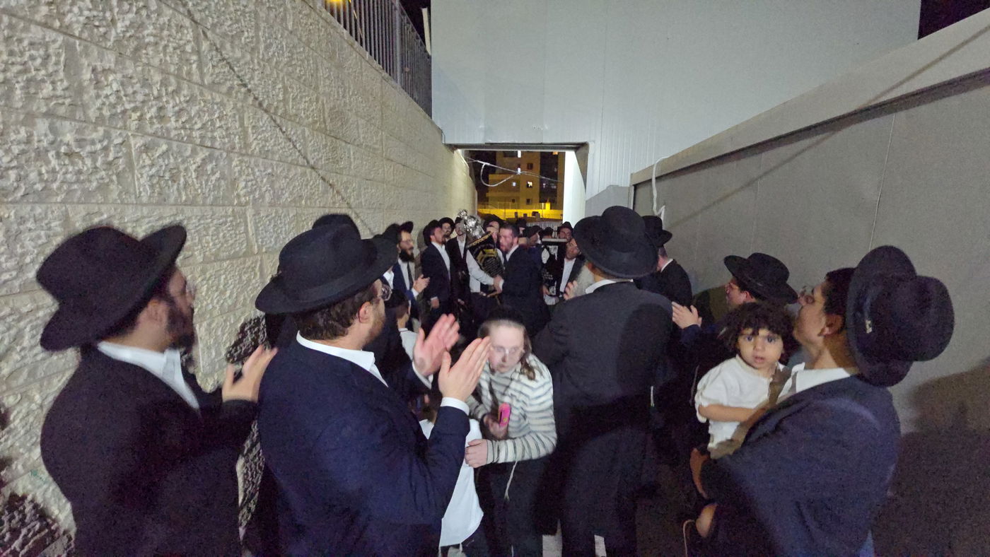 הכנסת ספר תורה למוסדות ’דרך אמונה’