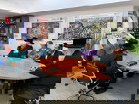 הרופאים בהדסה עם פמליית האדמו"ר מבעלזא