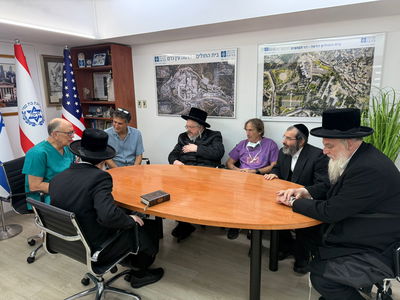 הרופאים בהדסה עם פמליית האדמו"ר מבעלזא