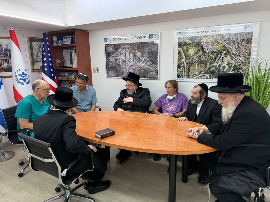 הרופאים בהדסה עם פמליית האדמו"ר מבעלזא
