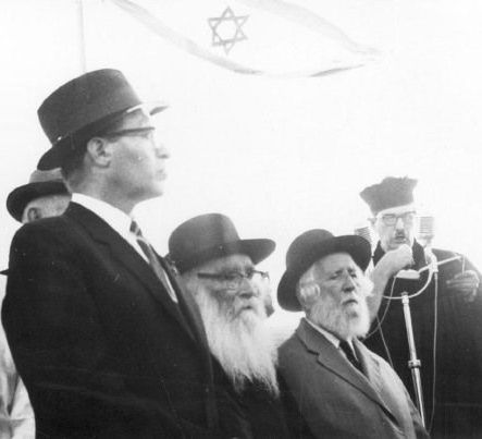 הגאון רבי ראובן מרגליות זצ"ל עם הצדיק רבי אריה לוין ומר מנחם בגין