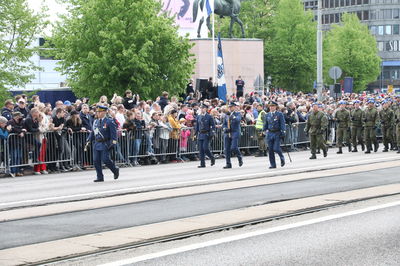צלב הקרס במצעד יום הדגל של צבא ההגנה הפיני 2022