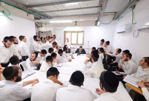 בצילם של מנהיגי הדור שמסרו את השיעורים: כך נראה היום הראשון בסלבודקה