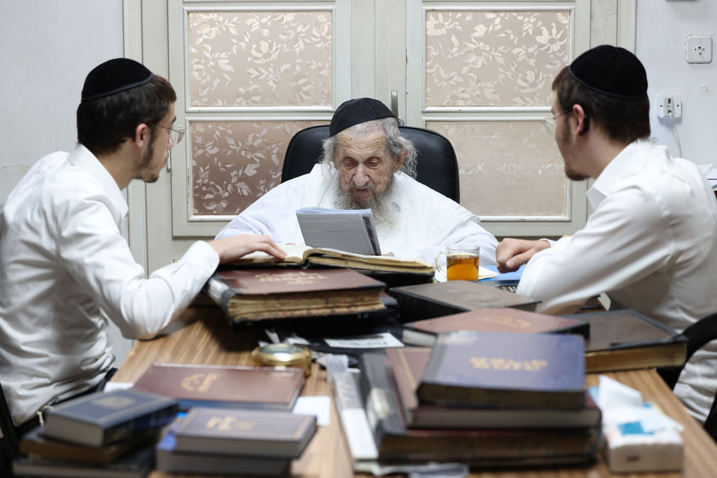 הגאון רבי דב לנדו במסירת השיעור