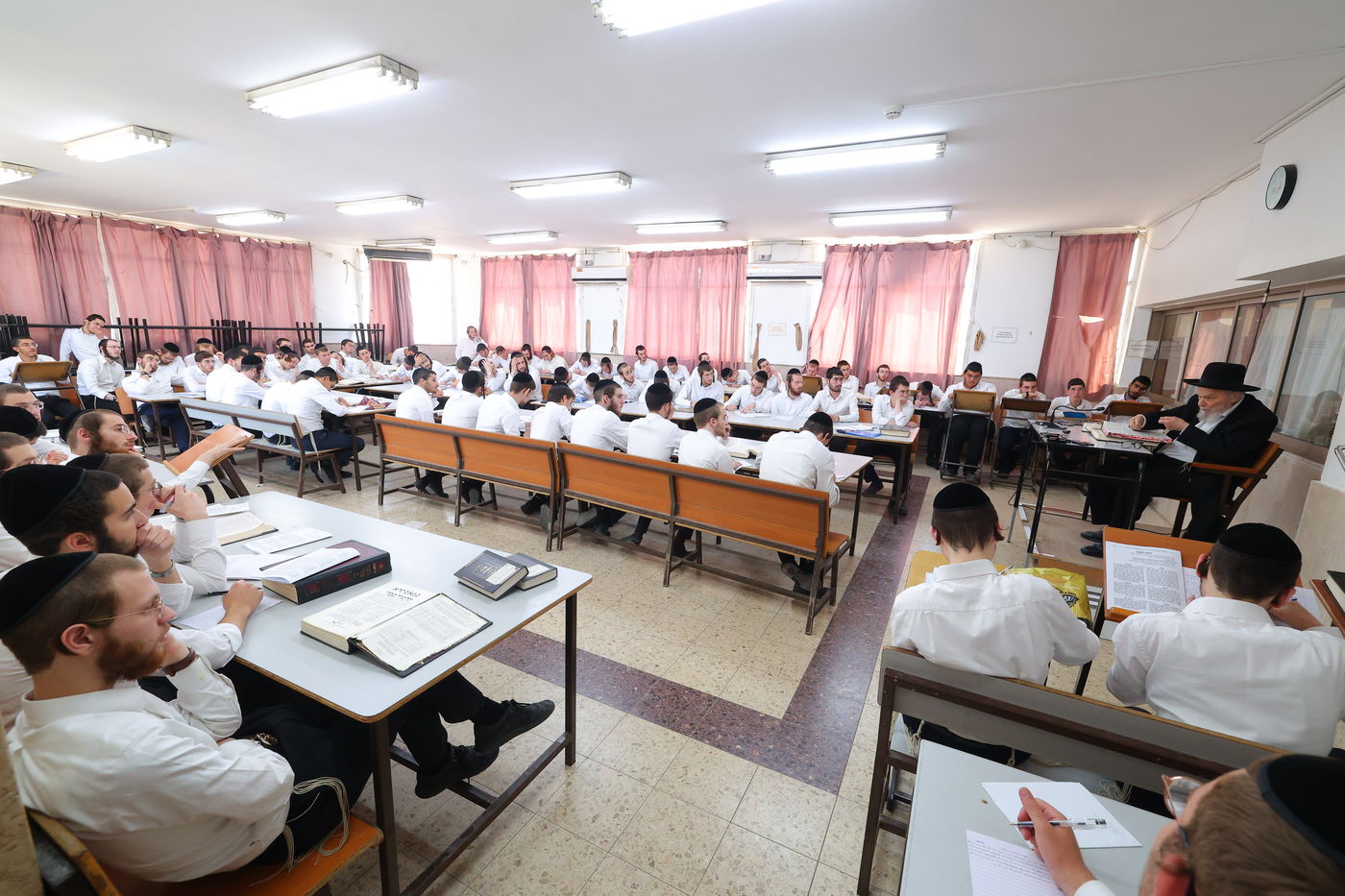 הגאון רבי משה הלל הירש במסירת שיעור